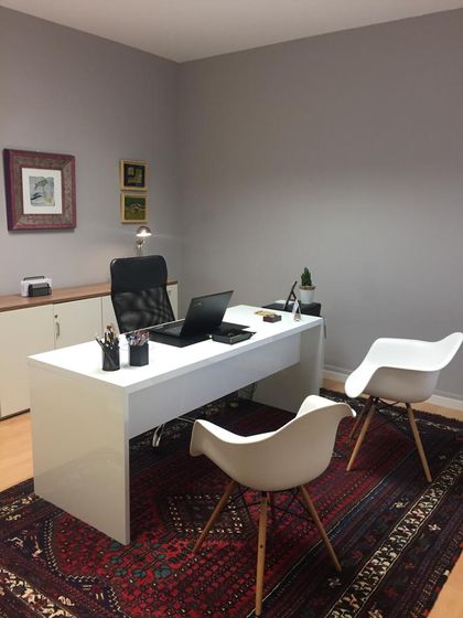Soal Asesores & Consultores Asociados S.L mesa y sillas de oficina de abogados